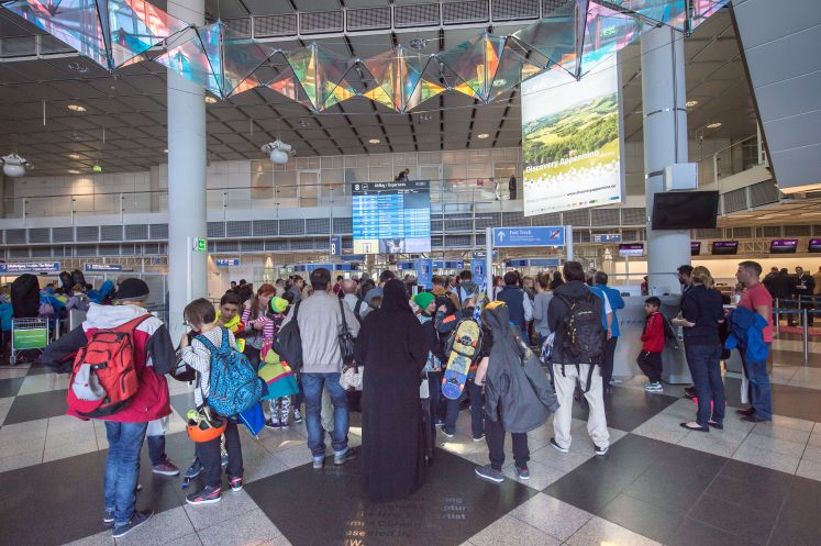 Lange Schlangen bilden sich am 18.11.2015 in München (Bayern) vor der Pass- und Sicherheitskontrolle am Flughafen München.