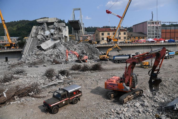 Aufräumarbeiten in Genua: Bagger schaffen Trümmer der eingestürzten Morandi-Brücke beiseite. 
