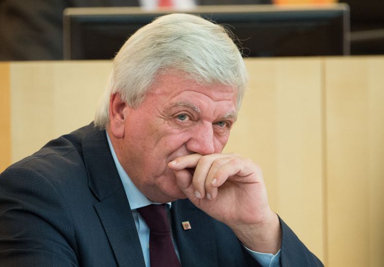 Volker Bouffier (CDU), Ministerpräsident von Hessen, sitzt während einer Plenarsitzung im hessischen Landtag. 