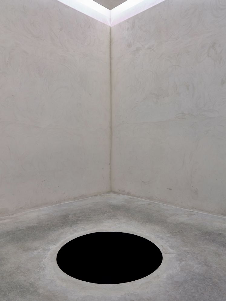 Das Kunstwerk „Descent Into Limbo“ (dt. „Abstieg in die Vorhölle“) des Künstlers Anish Kapoor im Serralves Museum. Ein Museumsbesucher ist buchstäblich in das Kunstwerk hineingefallen. Der Italiener habe das etwa 2,5 Meter tiefe Erdloch für eine optische Täuschung gehalten und wohl gedacht, es handele sich um einen aufgemalten Kreis, wie die Zeitung «Público» berichtete.