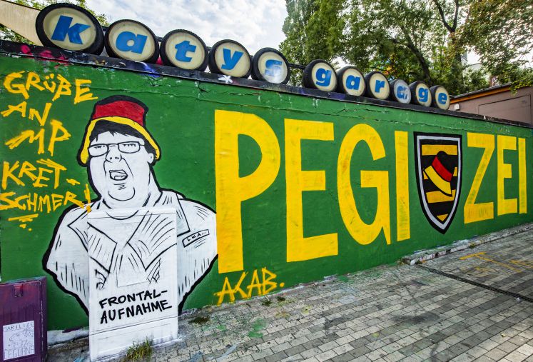 Ein Graffiti mit der Aufschrift "Pegizei" ist an einer Hauswand in der Dresdner Neustadt zu sehen.
