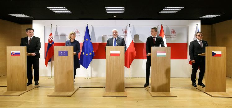 Die Außenminister der Slowakei, Polens, Ungarns und Tschechiens mit der EU-Außenbeauftragten Mogherini