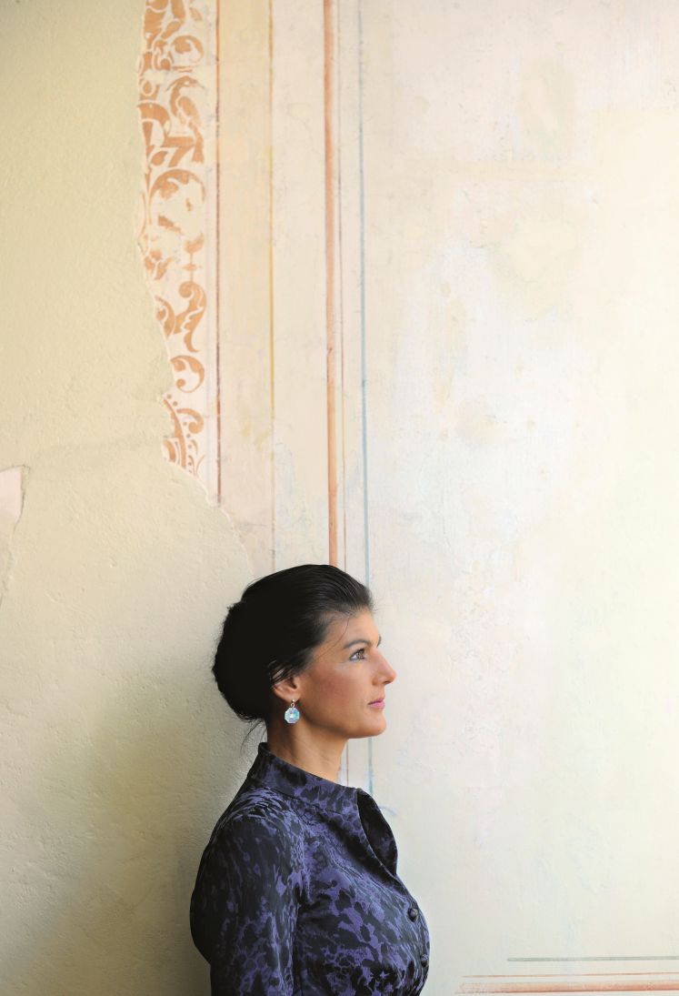 Sahra Wagenknecht im Profil vor einer weißen Wand