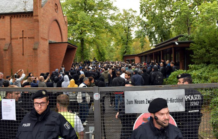 Die Polizei bewacht die Trauerfreier für den getöteten Intensivtäter Nidal R. in Berlin-Schöneberg