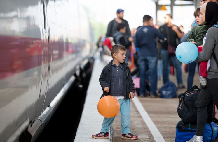 Flüchtlinge kommen am 13.09.2015 am Bahnhof Flughafen Schönefeld mit dem ICE aus München an.
