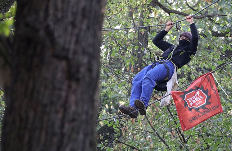 Ein Umweltaktivist klettert zwischen zwei Bäumen. Die Räumung der Baumhäuser von Umweltaktivisten im Hambacher Forst geht weiter.