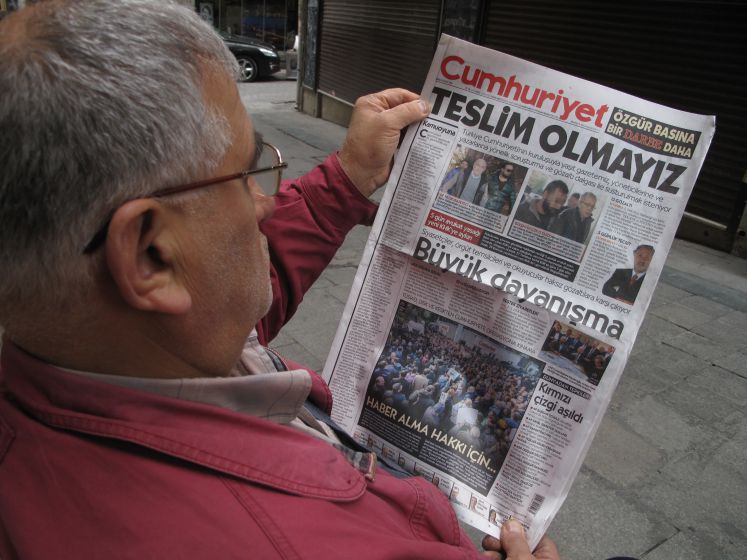 Ein älterer Mann liest die türkische Zeitung Cumhuriyet