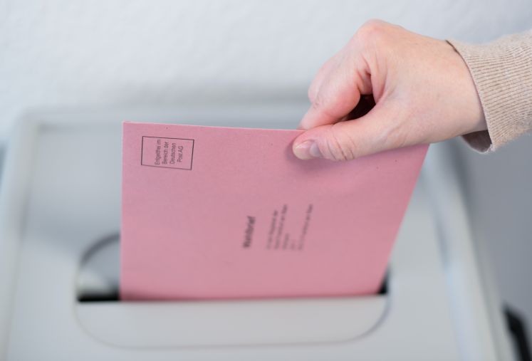 Eine Frau wirft im Wahlamt Frankfurt am Main ihren Wahlbrief in eine Wahlurne. Rund sechs Wochen vor der hessischen Landtagswahl am 28. Oktober hat die Briefwahl begonnen. Bei der Wahl sind rund 4,38 Millionen Männer und Frauen aufgerufen, einen neuen Landtag zu wählen. Es treten 23 Parteien an.