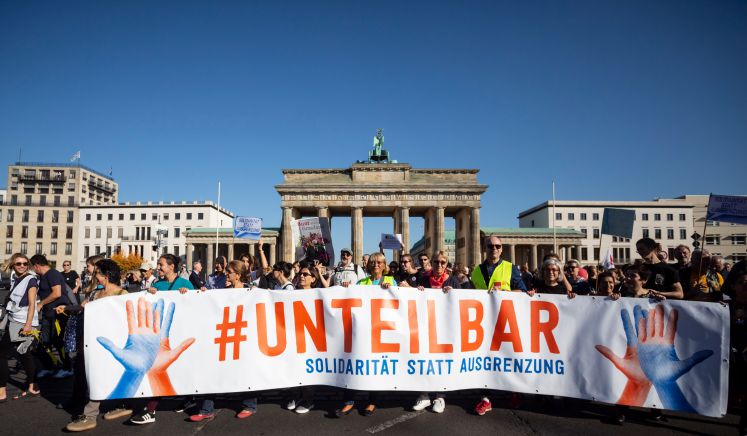 Der Zug der Demonstration gegen Rassismus und Rechtsruck mit dem Motto «Unteilbar» zieht vor das Brandenburger Tor. 