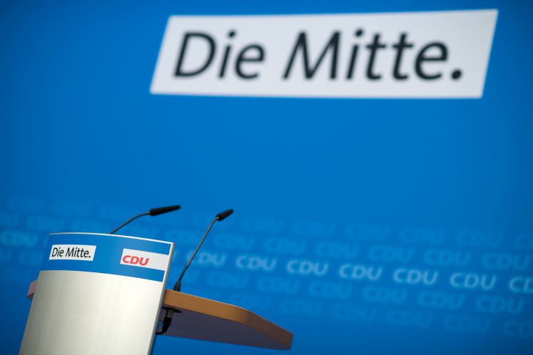 as Rednerpult der Bundeskanzlerin und Vorsitzenden der CDU, Merkel, steht vor der Pressekonferenz nach den Gremiensitzungen der Partei im Konrad-Adenauer-Haus