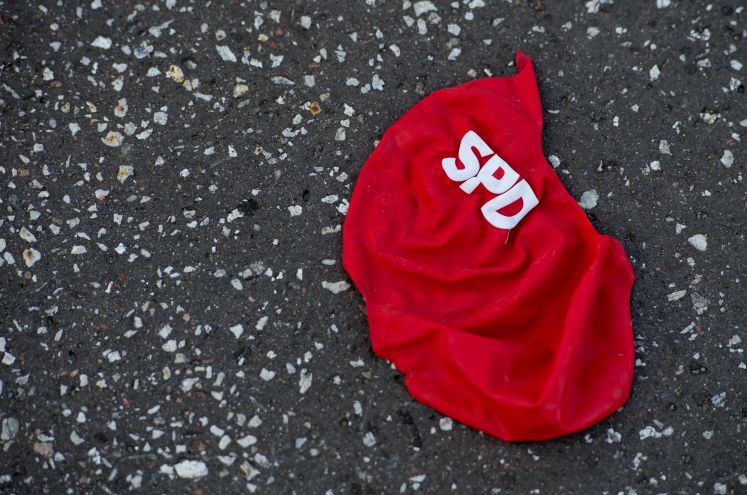 Ein Luftballon mit dem Schriftzug SPD, dem die Luft ausgegangen ist 
