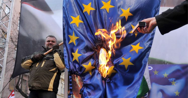 Der ungarische Politiker Előd Novák verbrennt eine EU-Flagge