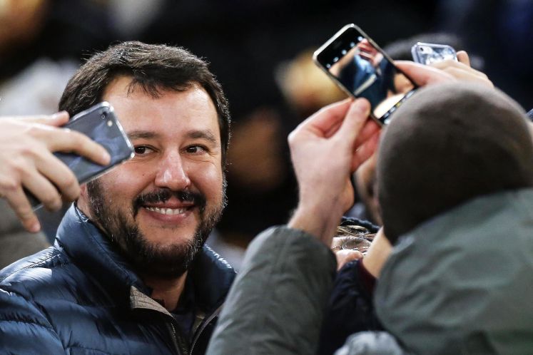 Matteo Salvini wird von Fans mit ihren Smartphones fotografiert