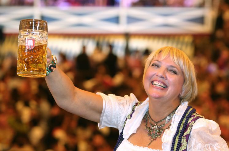 Claudia Roth beim Oktoberfest mit einem Glas Bier in der Hand