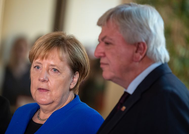  Bundeskanzlerin Angela Merkel (CDU) und Volker Bouffier (CDU), Ministerpräsident von Hessen und CDU-Spitzenkandidat für die Landtagswahl, sprechen im Amtsgericht zu Journalisten.