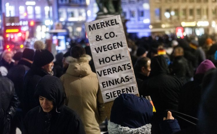 Teilnehmer der Protestveranstaltung «Merkel muss weg» demonstrieren auf dem Dammtorplatz vor dem Bahnhof Dammtor.