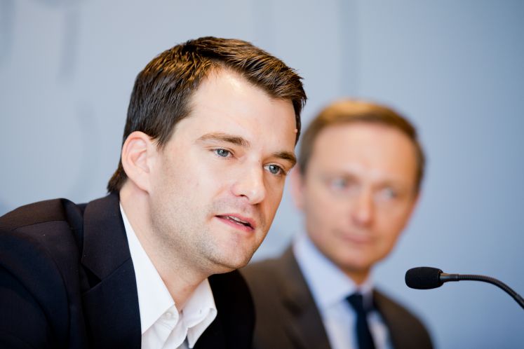 Johannes Vogel (l), designierter Generalsekretär der nordrhein-westfälischen FDP, spricht am 01.04.2014 in der Landespressekonferenz im Landtag in Düsseldorf (Nordrhein-Westfalen) neben dem FDP-Bundes- und Landesparteivorsitzenden Christian Lindner.