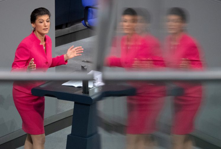 21.11.2018, Berlin: Sahra Wagenknecht (Die Linke), Fraktionsvorsitzende, spricht im Bundestag. Auf der Tagesordnung im Plenum des Bundestags setzt bei den Haushaltsberatungen die Generalaussprache über den Etat der Kanzlerin.