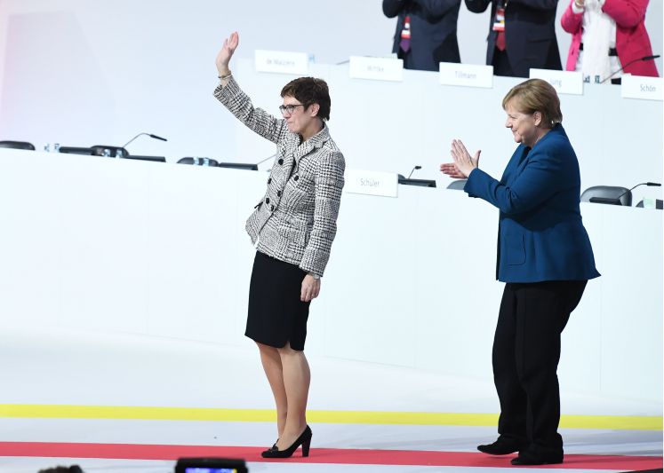 Annegret Kramp-Karrenbauer und Angela Merkel beim CDU-Parteitag