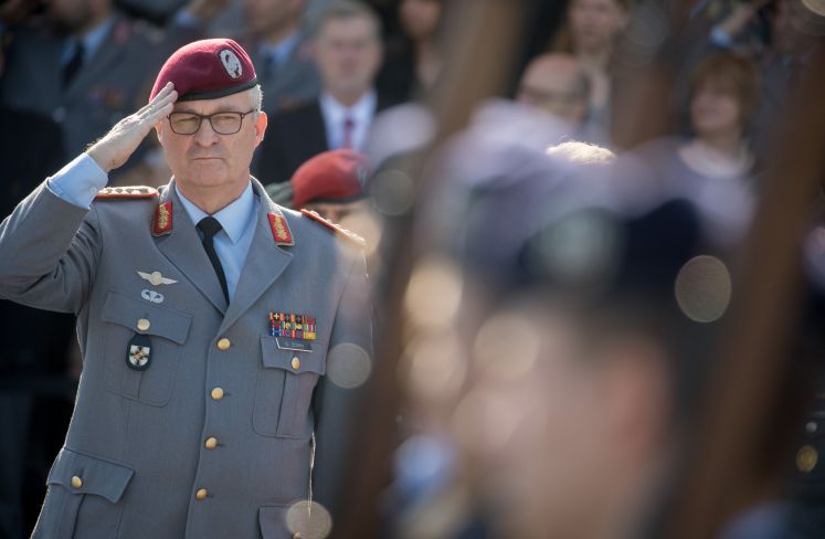 Eberhard Zorn salutiert bei einem militärischen Empfang