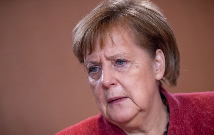 12.12.2018, Berlin: Bundeskanzlerin Angela Merkel (CDU) wartet auf den Beginn der Sitzung des Bundeskabinetts im Kanzleramt.