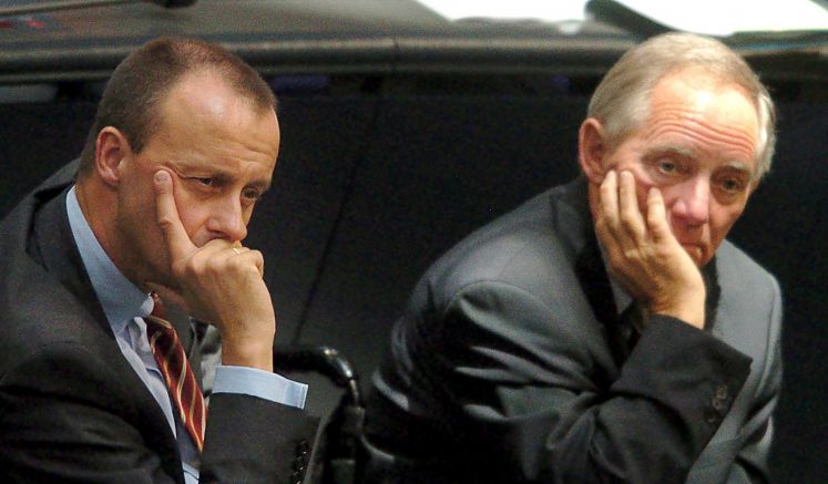 Konzentriert verfolgen die stellvertretenden Vorsitzenden der CDU/CSU-Fraktion im Bundestag, Friedrich Merz (l) und Wolfgang Schäuble, am Donnerstag (21.10.2004) im Deutschen Bundestag in Berlin die aktuelle Debatte um eine stabile Wirtschafts- und Währungsunion.