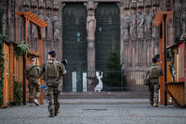 Straßburg: Französische Soldaten schreiten geschlossene Weihnachtsmarktstände ab nach einem Angriff in der Nähe des Straßburger Weihnachtsmarktes vor der Kathedrale