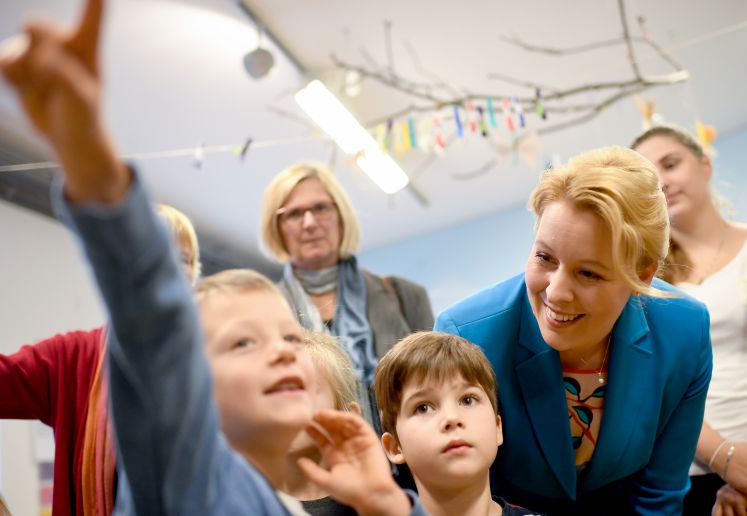  Bundesfamilienministerin Franziska Giffey (SPD) besucht die Kindertagesstätte Blohmstraße. Die Ministerin informierte sich über die Entwicklung der Kita in der Kooperation mit dem Unternehmens Netzwerk im nahe gelegenen Industriegebiet.