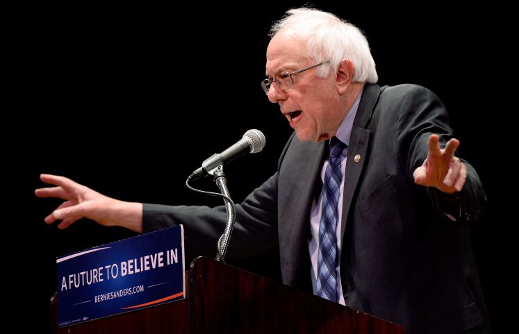 Bernie Sanders redet auf einer Veranstaltung über die Wall Street
