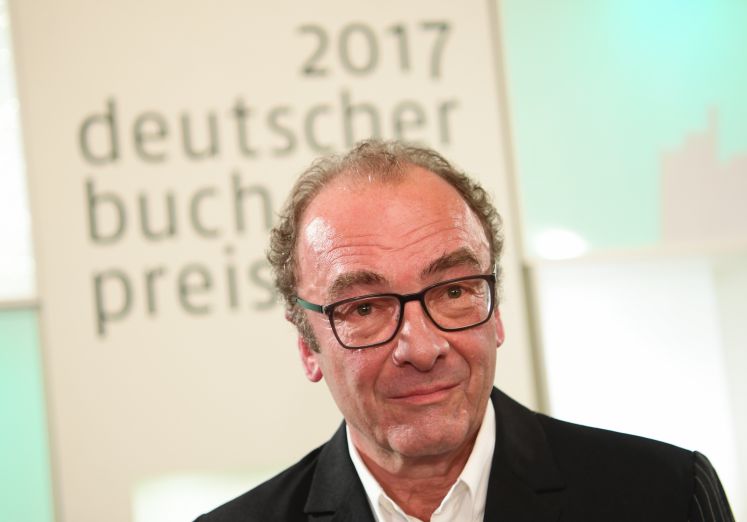 Der österreichische Autor Robert Menasse blickt nach der Verleihung des Deutschen Buchpreises 2017 im Römer in Frankfurt am Main gerührt in die Runde. 