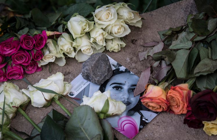 Bürger haben Blumen an der Stelle abgelegt, wo die Leiche von Susanna F. gefunden wurde