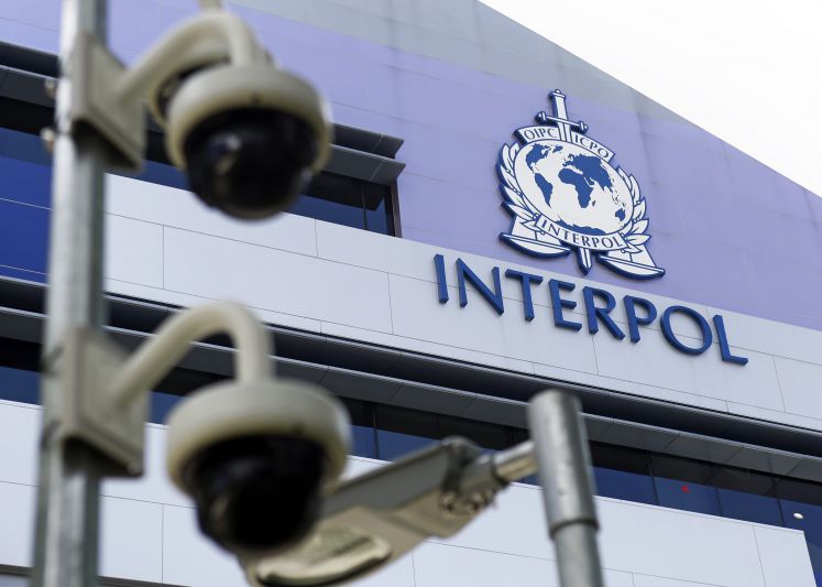Überwachungskameras vor dem Interpol-Logo am Gebäude des Interpol Global Complex for Innovation (IGCI) in Singapur