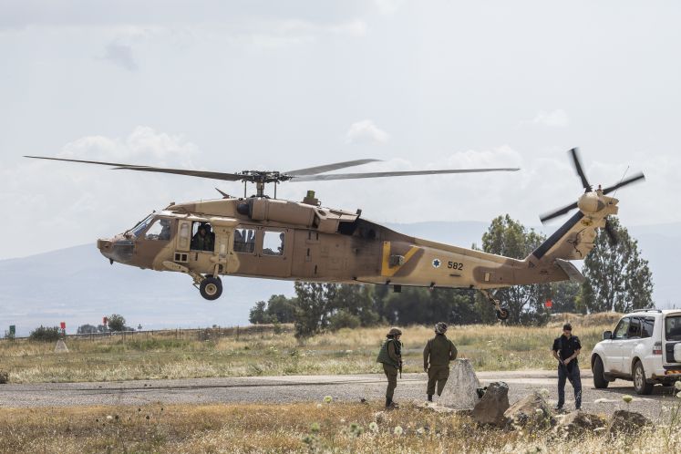 Der israelische Militäroffizier Gadi Eizenkot fliegt von einer Basis Nahe der Grenze zu Syrien mit einem Militärhelikopter ab.