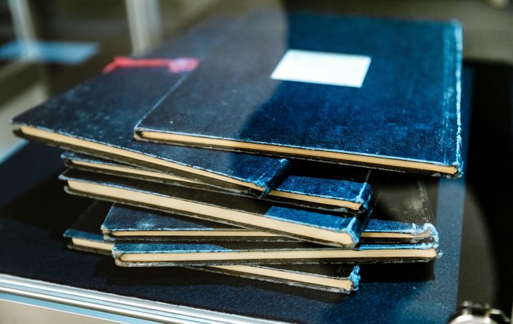 Die gefälschten Hitler-Tagebücher, die der Stern 1983 veröffentlichte, sind im Rahmen des Tages des Journalismus im Hamburger Redaktionsgebäude zu sehen.