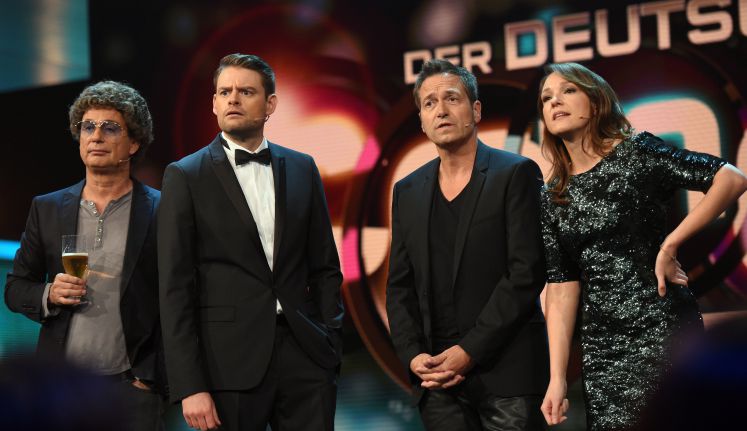 Die Komiker Atze Schröder, Max Giermann, Dieter Nuhr und Carolin Kebekus stehen in Köln bei der Aufzeichnung der Verleihung des Deutschen Comedypreises auf der Bühne