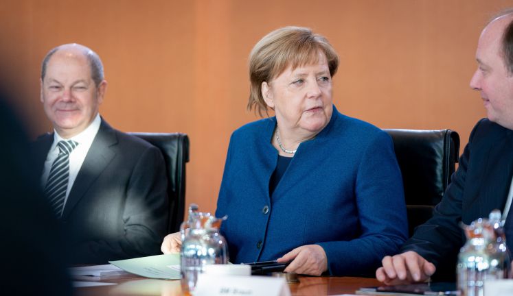 Bundeskanzlerin Angela Merkel (CDU), Olaf Scholz (l, SPD), Bundesminister der Finanzen, und Helge Braun (CDU), Chef des Bundeskanzleramtes und Bundesminister für besondere Aufgaben, nehmen an der Sitzung des Bundeskabinetts im Bundeskanzleramt teil.