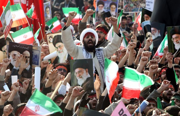Pro-Regime-Protestanten bei einer Demonstration im Iran.
