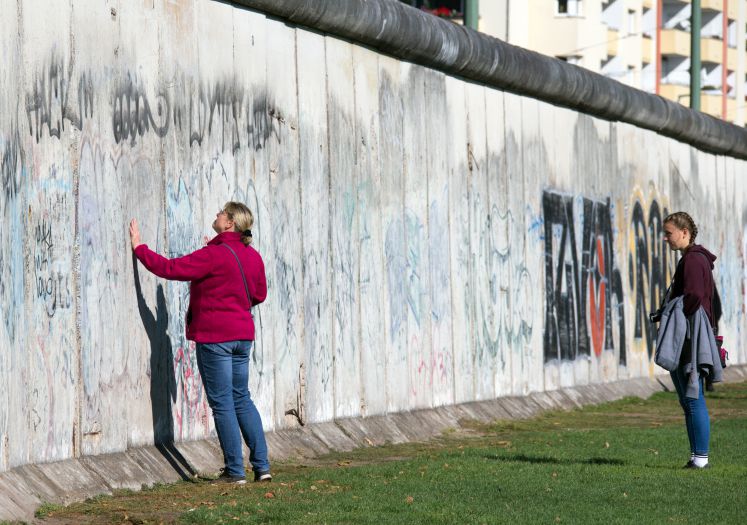 Touristen besuchen die Mauergedenkstätte an der Bernauer Straße in Berlin.