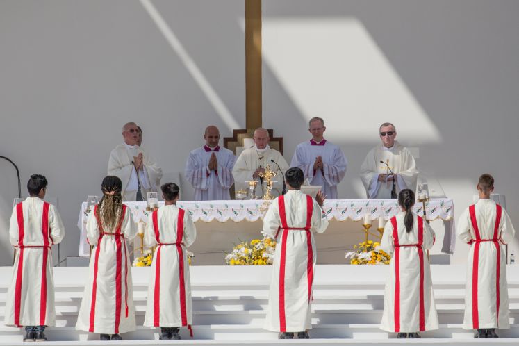 Papst Francis (M) leitet eine Messe im Zayed Sports City Stadion. Es handelt sich um den ersten päpstlichen Besuch auf der Arabischen Halbinsel.