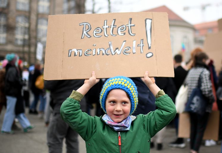 01.03.2019, Berlin: Der 6-jährige Jonathan hält ein Schild mit der Aufschrift "Rettet meine Welt!" auf einer Demonstration von Schülern für den Klimaschutz im Inavlidenpark in den Händen. Unter dem Motto "Fridays for Future" gehen Schüler für den Klimaschutz auf die Straße