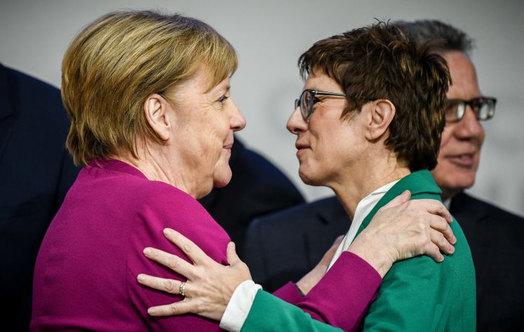 Annegret Kramp-Karrenbauer (r) Bundesvorsitzende der CDU, verabschiedet sich von Bundeskanzlerin Angela Merkel (CDU) nach dem CDU-Bundesparteitag