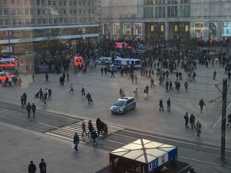 Die Massenschlägerei auf dem Berliner Alexanderplatz