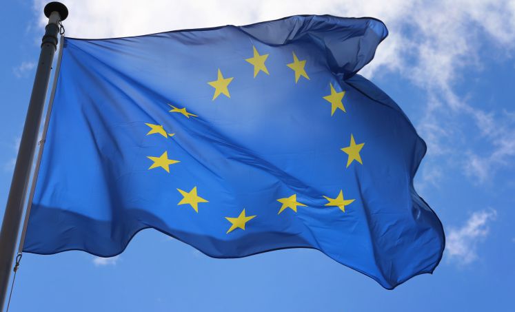 Eine Europaflagge weht im Wind, im Hintergrund blauer Himmel
