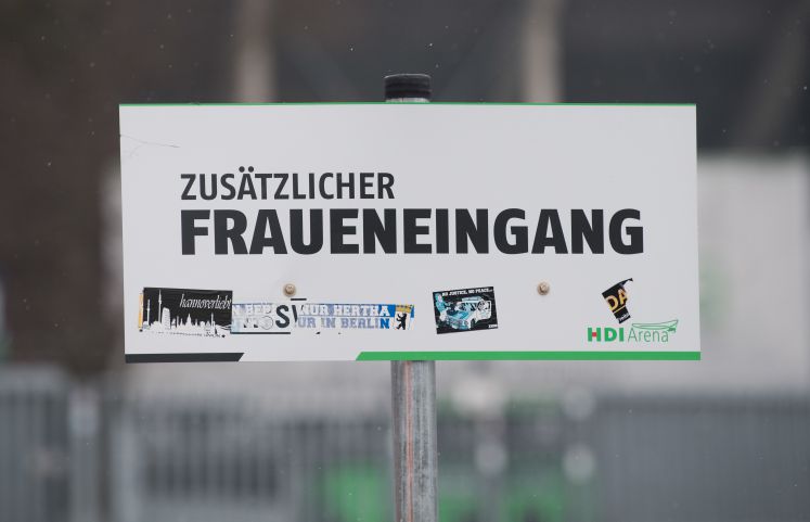 Niedersachsen, Hannover: Ein Schild "Zusätzlicher Fraueneingang" steht an der HDI-Arena. 