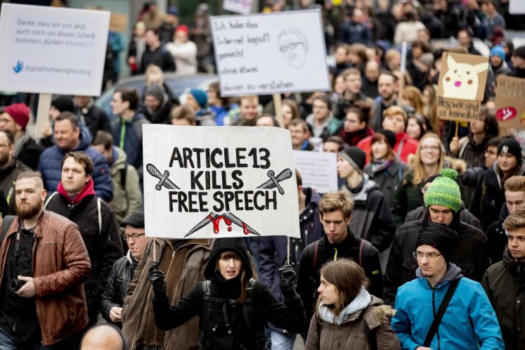 In Berlin protestieren Jugendliche und Netzaktivisten gegen die geplante Reform des EU-Urheberrechts 