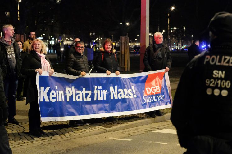 Teilnehmer einer Demonstration des Buendnisses "Dresden nazifrei" protestieren gegen einen Neonazi-Aufmarsch