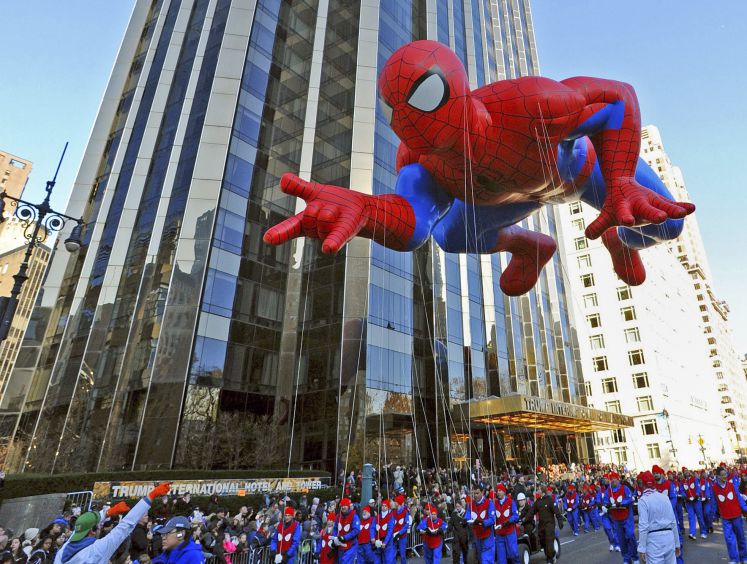  Ein Ballon in Form des Superhelden "Spiderman" schwebt über der Thanksgiving Parade in New York City, New York, USA, am 22 November 2012. Superman, Spiderman oder auch Captain America sind in den USA sehr populär. Jetzt aber legt eine neue US-Studie nahe, dass Kindergartenkinder durch Superheldenfilme aggressiver werden könnten. 
