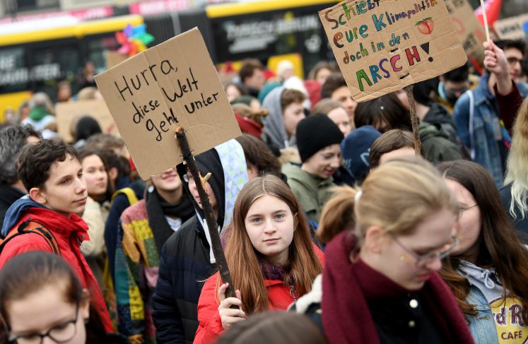 Schüler protestieren an einem Freitag in Berlin für mehr Klimaschutz 