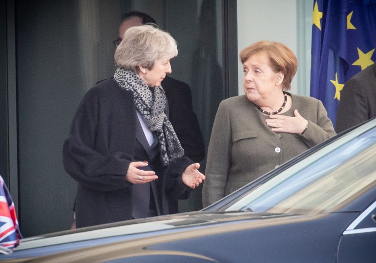 Bundeskanzlerin Angela Merkel (CDU) kommt neben der britischen Premierministerin Theresa May aus dem Bundeskanzleramt nach einem Gespräch.