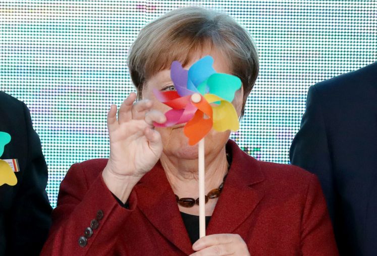 Merkel mit Spielzeug-Windrad